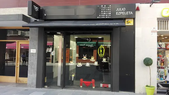 Óptica Julio Ezpeleta "Gafas únicas para gente única". Adaptación especializada de lentes de contacto avanzadas.
